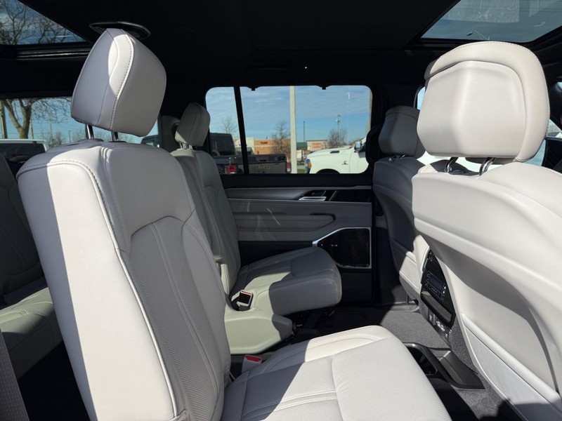 Jeep Grand Wagoneer Vehicle Full-screen Gallery Image 11
