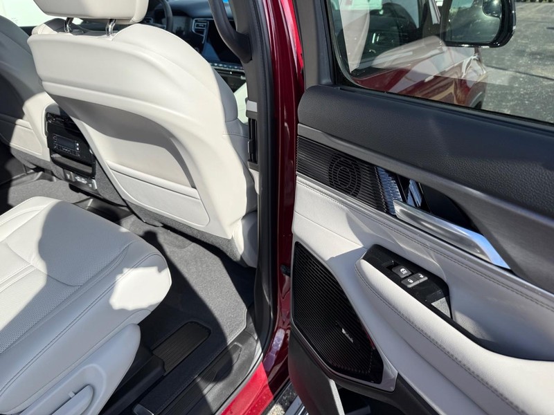 Jeep Grand Wagoneer Vehicle Full-screen Gallery Image 12