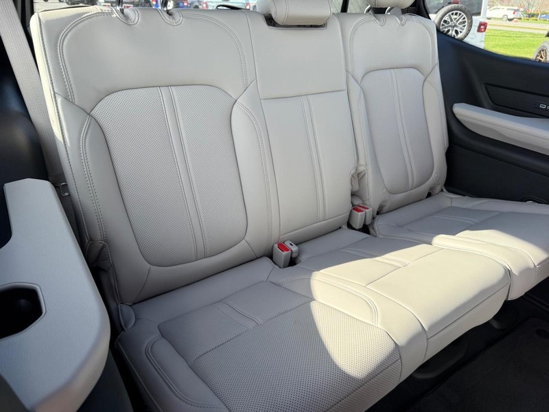 Jeep Grand Wagoneer Vehicle Full-screen Gallery Image 13