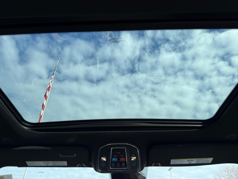 Jeep Grand Wagoneer Vehicle Full-screen Gallery Image 14