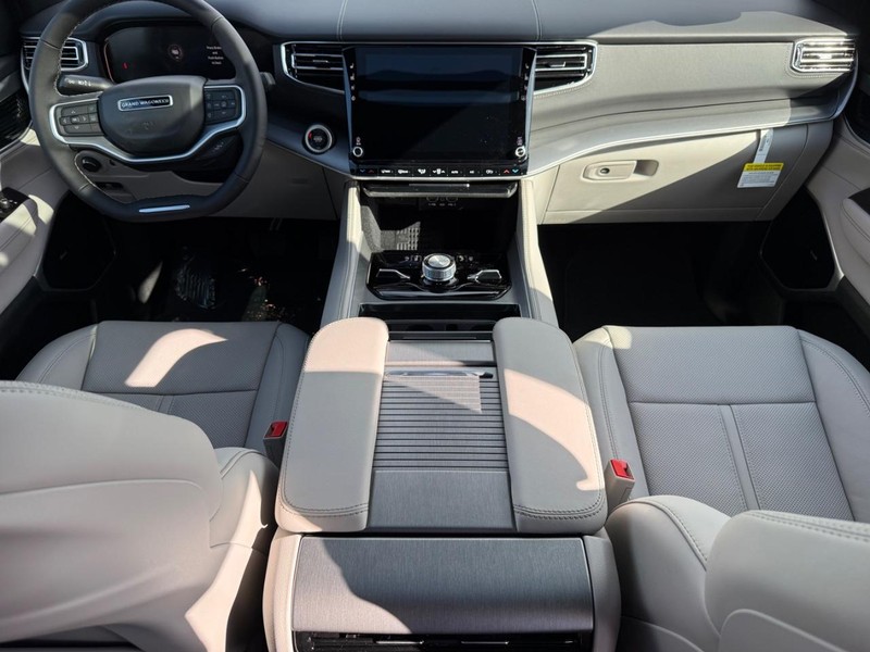 Jeep Grand Wagoneer Vehicle Full-screen Gallery Image 15