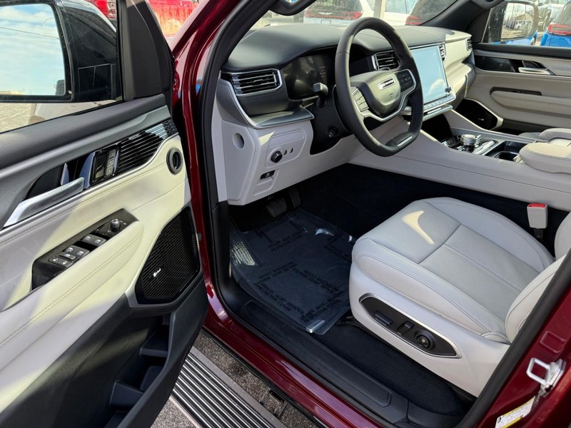 Jeep Grand Wagoneer Vehicle Full-screen Gallery Image 19
