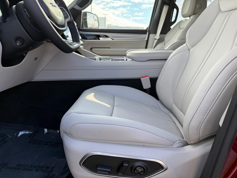 Jeep Grand Wagoneer Vehicle Full-screen Gallery Image 20