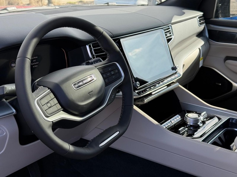 Jeep Grand Wagoneer Vehicle Full-screen Gallery Image 21