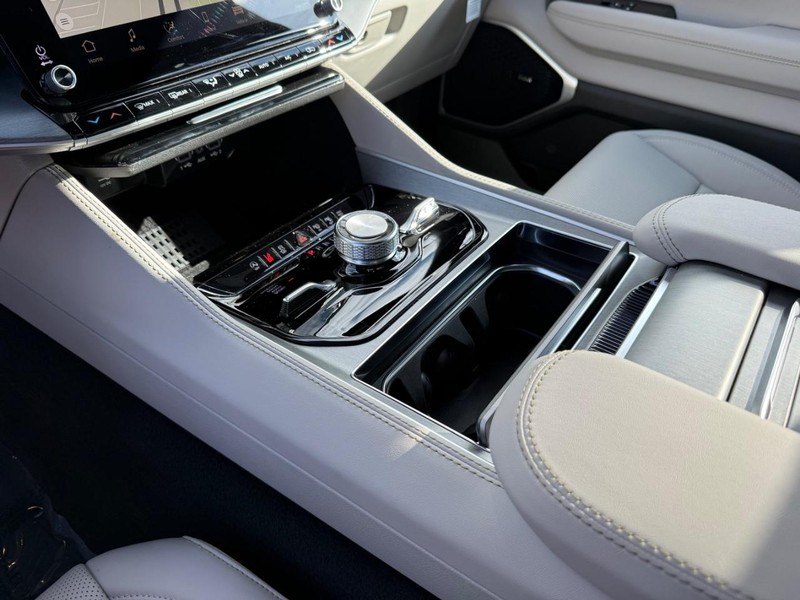 Jeep Grand Wagoneer Vehicle Full-screen Gallery Image 27