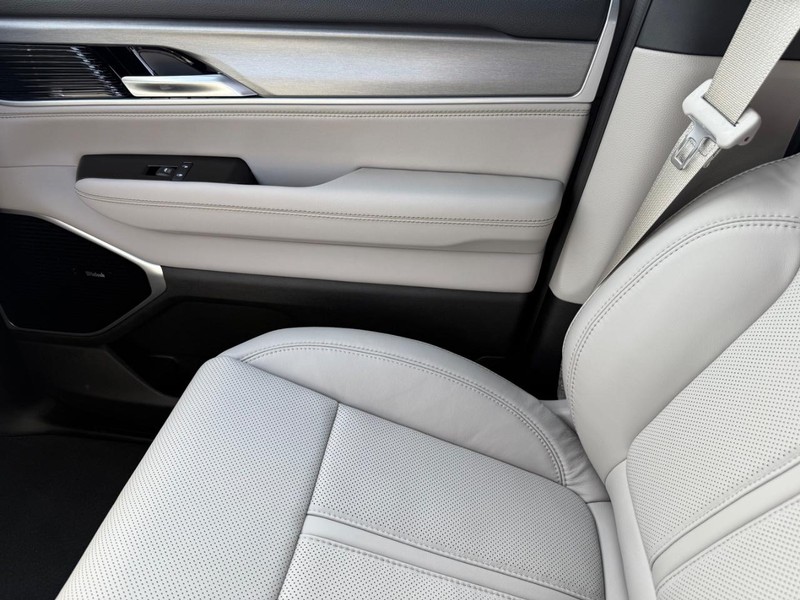 Jeep Grand Wagoneer Vehicle Full-screen Gallery Image 28