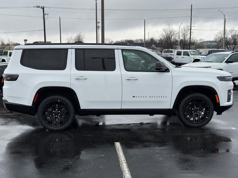 Jeep Grand Wagoneer Vehicle Full-screen Gallery Image 2