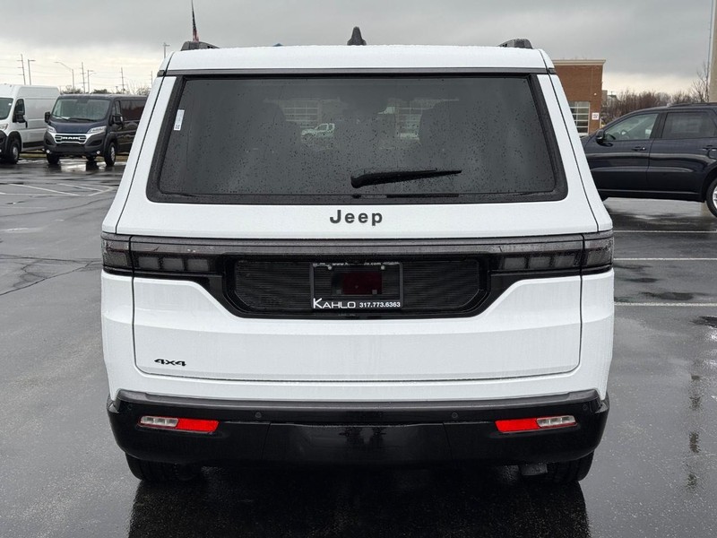 Jeep Grand Wagoneer Vehicle Full-screen Gallery Image 4