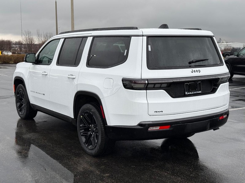 Jeep Grand Wagoneer Vehicle Full-screen Gallery Image 5