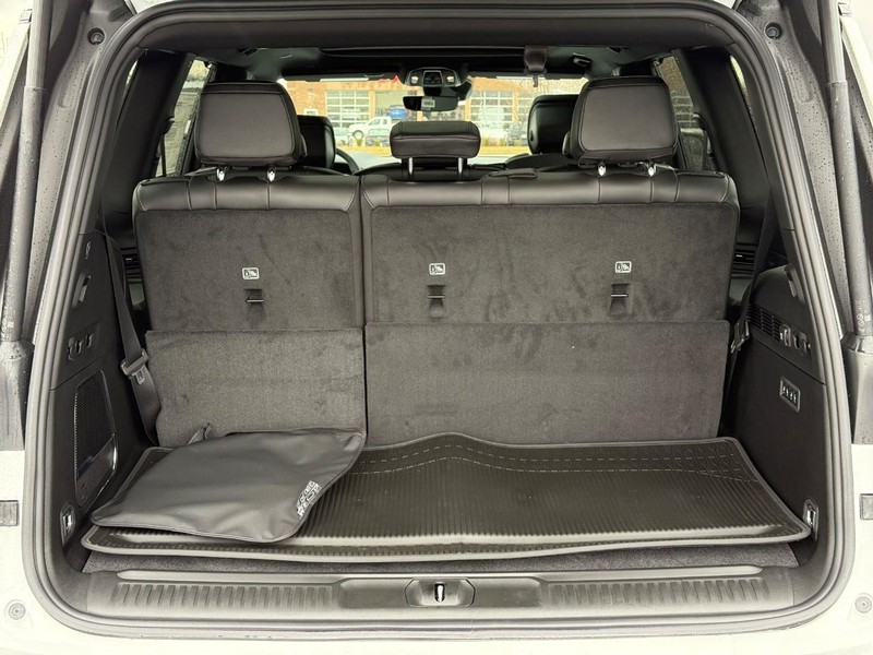 Jeep Grand Wagoneer Vehicle Full-screen Gallery Image 7