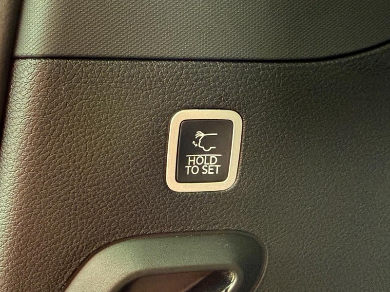 Jeep Grand Wagoneer Vehicle Full-screen Gallery Image 8