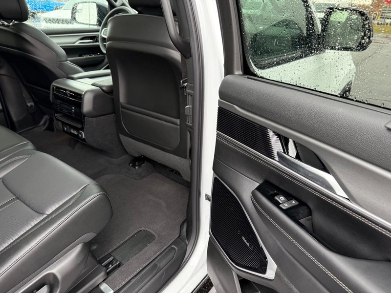 Jeep Grand Wagoneer Vehicle Full-screen Gallery Image 13