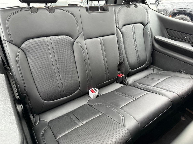 Jeep Grand Wagoneer Vehicle Full-screen Gallery Image 14