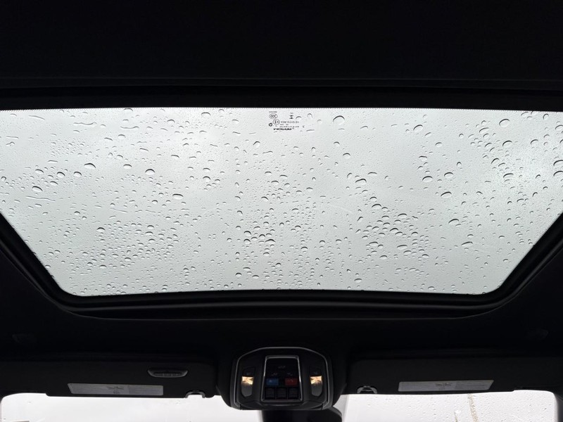 Jeep Grand Wagoneer Vehicle Full-screen Gallery Image 15