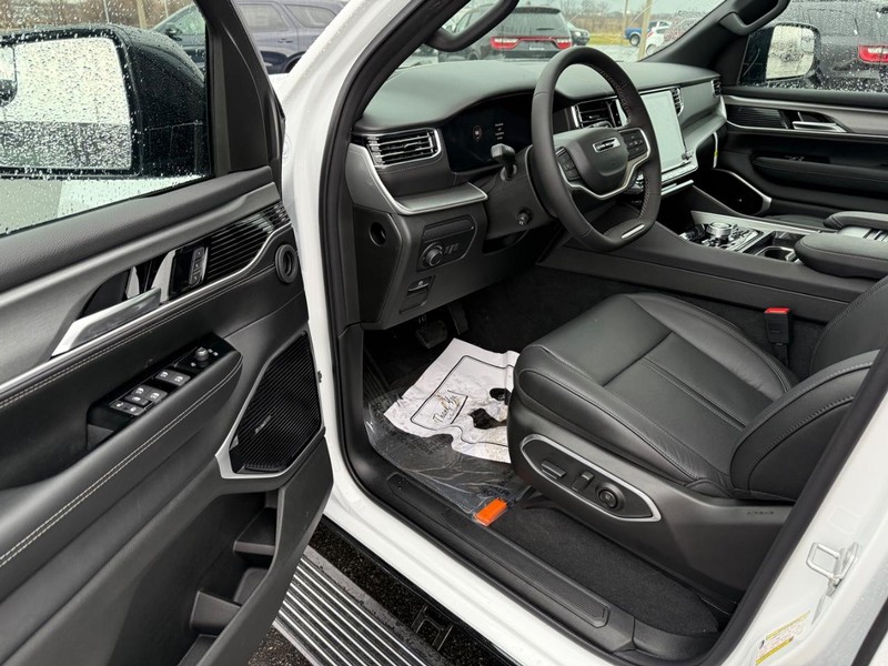 Jeep Grand Wagoneer Vehicle Full-screen Gallery Image 20