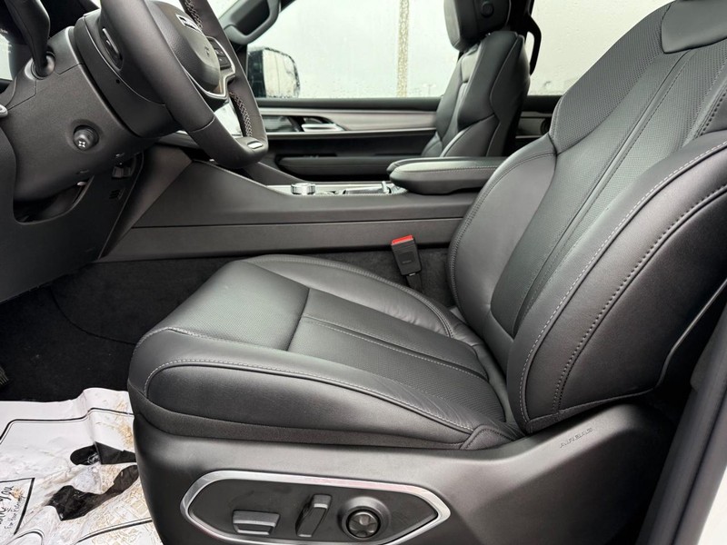 Jeep Grand Wagoneer Vehicle Full-screen Gallery Image 21