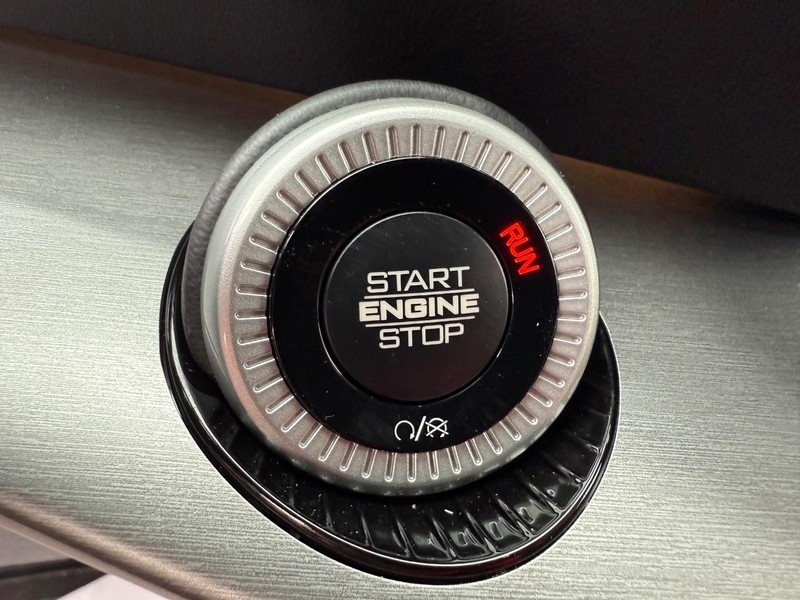 Jeep Grand Wagoneer Vehicle Full-screen Gallery Image 25