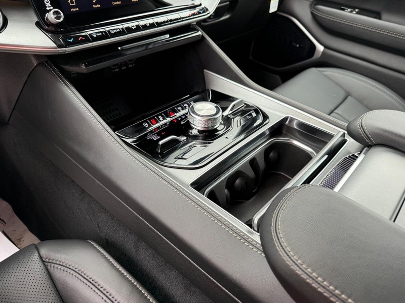 Jeep Grand Wagoneer Vehicle Full-screen Gallery Image 28