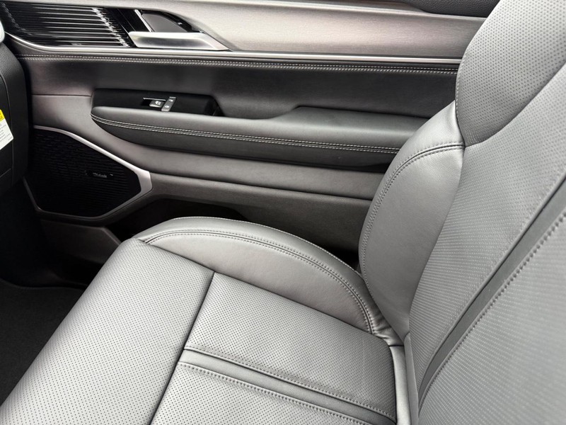 Jeep Grand Wagoneer Vehicle Full-screen Gallery Image 29