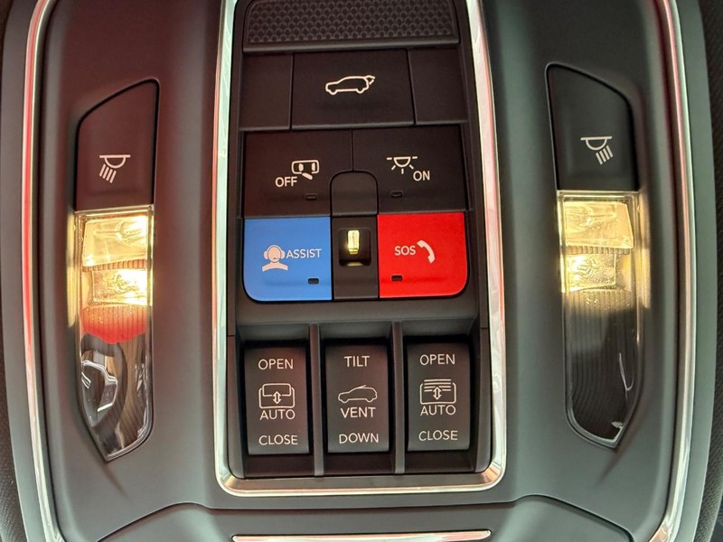 Jeep Grand Wagoneer Vehicle Full-screen Gallery Image 30