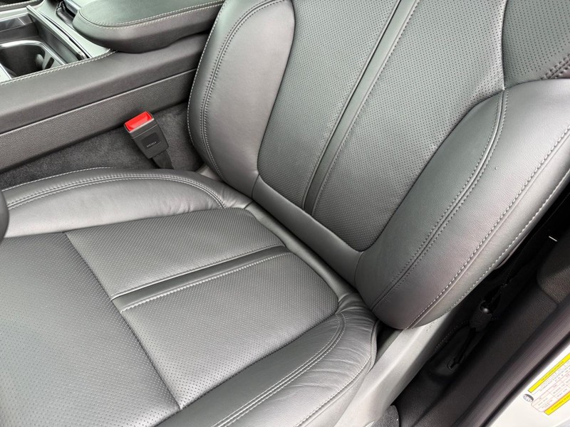 Jeep Grand Wagoneer Vehicle Full-screen Gallery Image 33