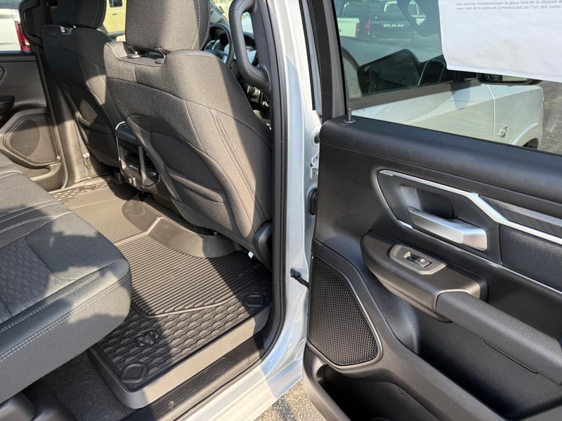 Ram 1500 Vehicle Full-screen Gallery Image 11