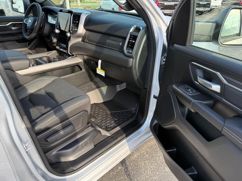 Ram 1500 Vehicle Full-screen Gallery Image 14