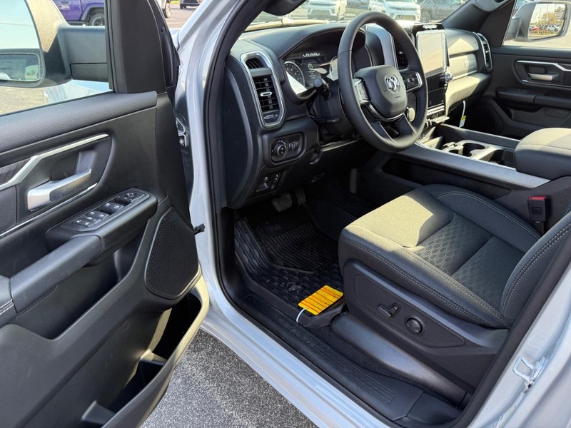 Ram 1500 Vehicle Full-screen Gallery Image 16