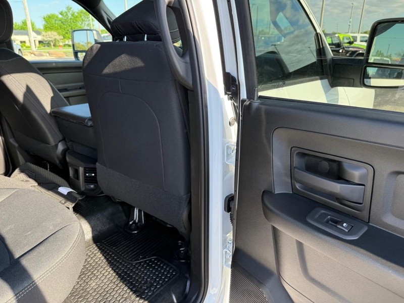 Ram 3500 Vehicle Full-screen Gallery Image 11