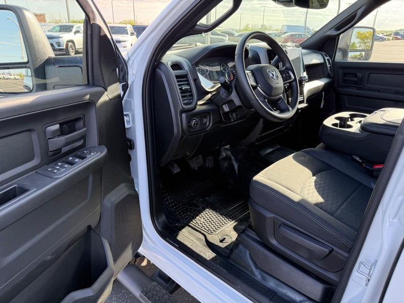 Ram 3500 Vehicle Full-screen Gallery Image 16