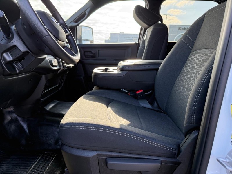 Ram 3500 Vehicle Full-screen Gallery Image 17