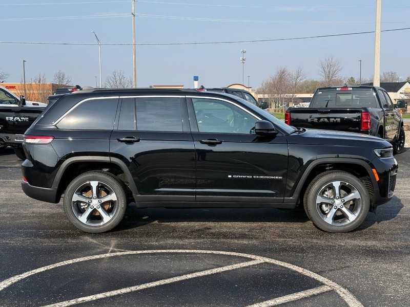 Jeep Grand Cherokee Vehicle Full-screen Gallery Image 2