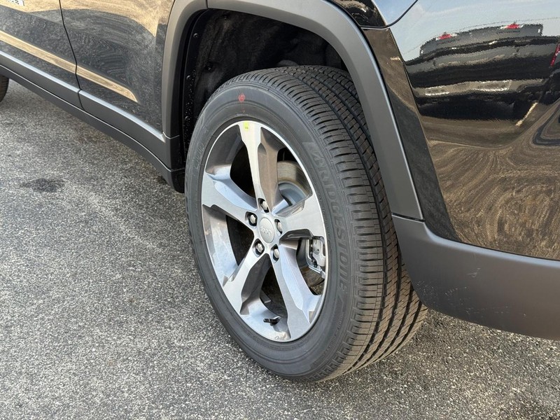 Jeep Grand Cherokee Vehicle Full-screen Gallery Image 6