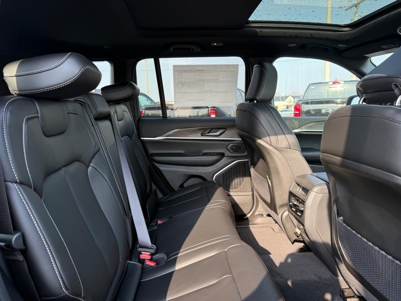 Jeep Grand Cherokee Vehicle Full-screen Gallery Image 11