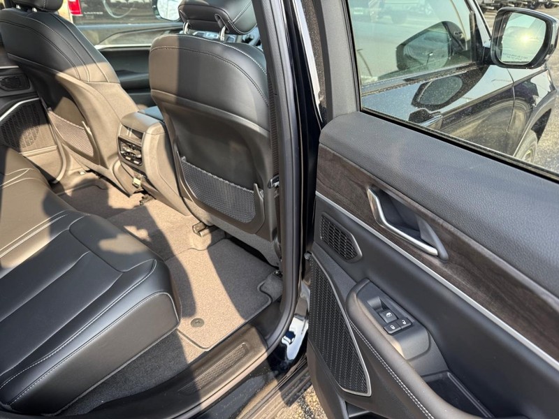 Jeep Grand Cherokee Vehicle Full-screen Gallery Image 12
