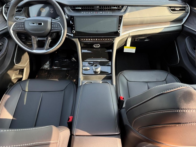 Jeep Grand Cherokee Vehicle Full-screen Gallery Image 14