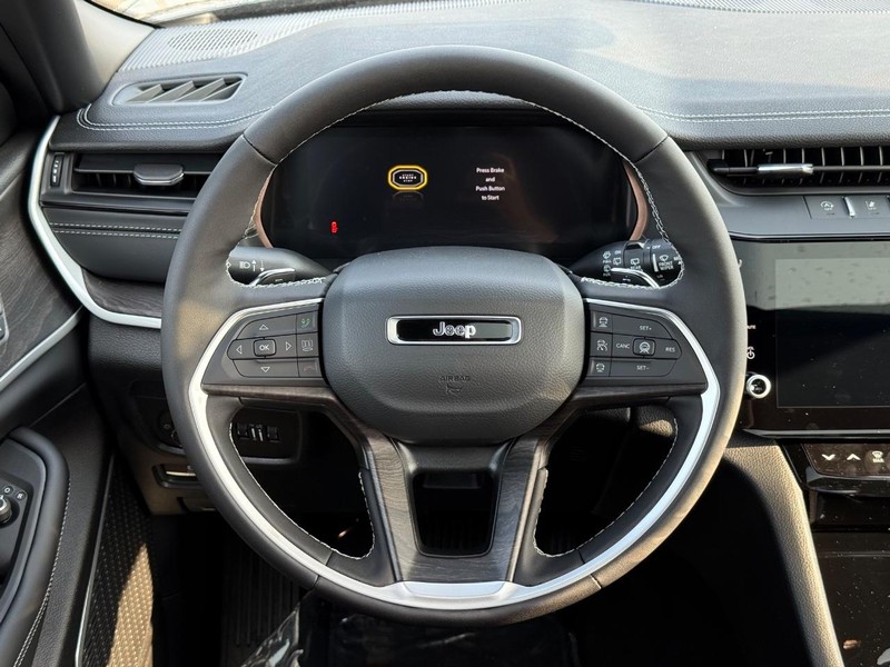 Jeep Grand Cherokee Vehicle Full-screen Gallery Image 15