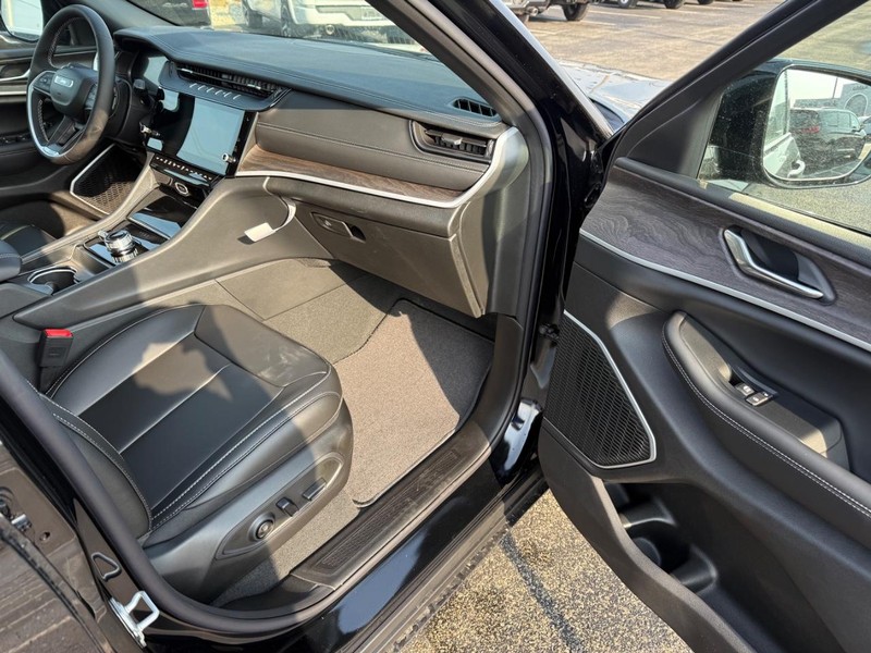 Jeep Grand Cherokee Vehicle Full-screen Gallery Image 16
