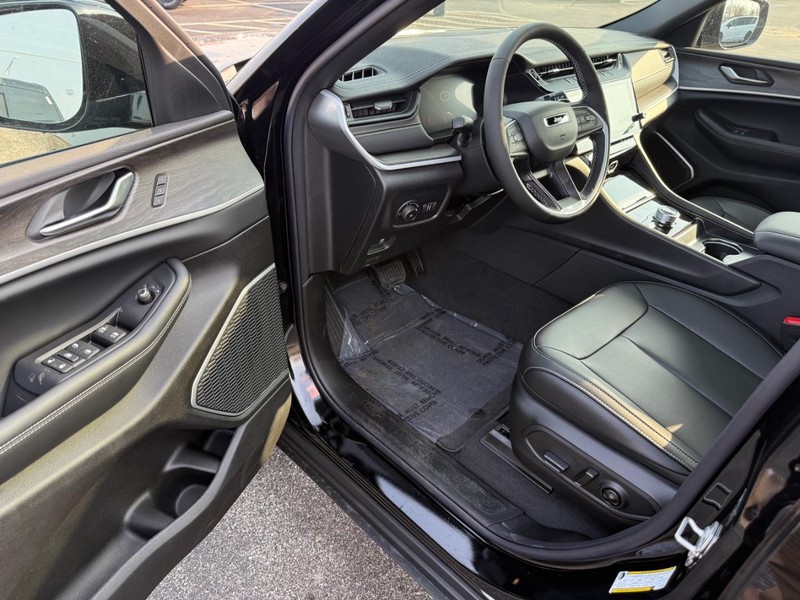Jeep Grand Cherokee Vehicle Full-screen Gallery Image 18