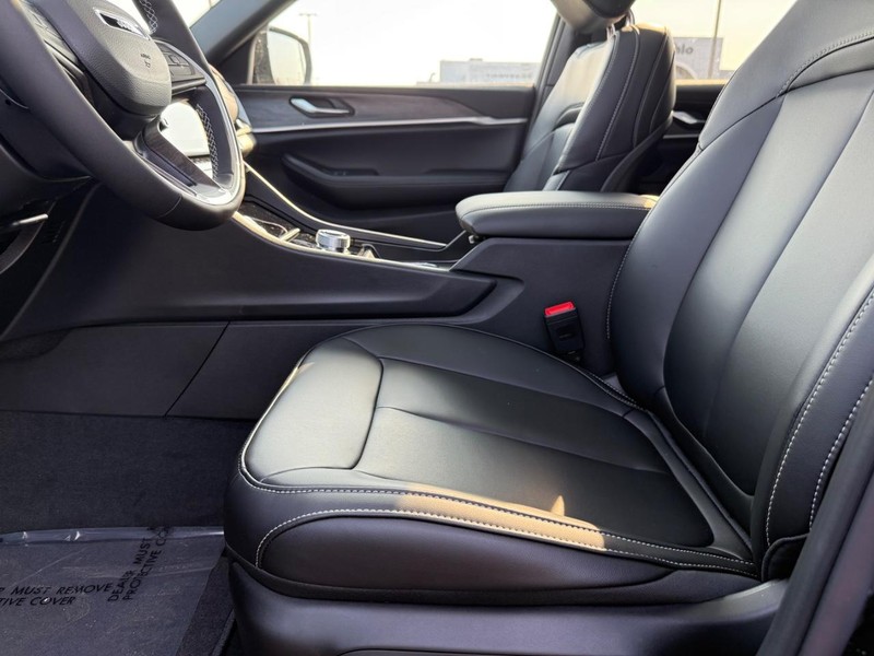 Jeep Grand Cherokee Vehicle Full-screen Gallery Image 19