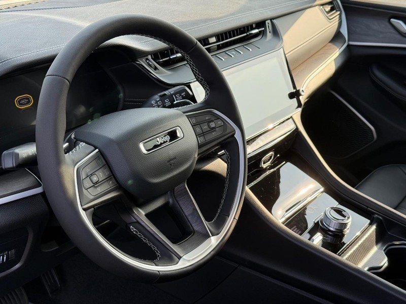 Jeep Grand Cherokee Vehicle Full-screen Gallery Image 20