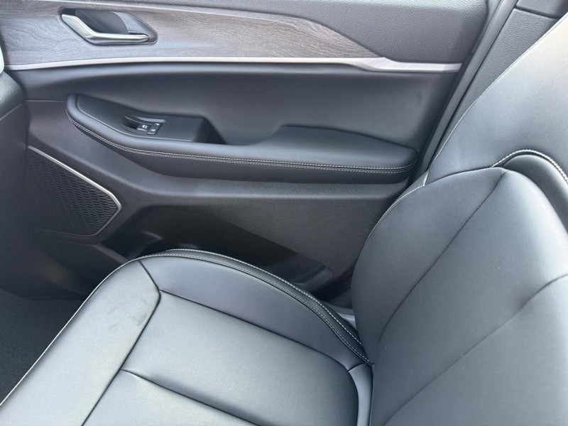 Jeep Grand Cherokee Vehicle Full-screen Gallery Image 27