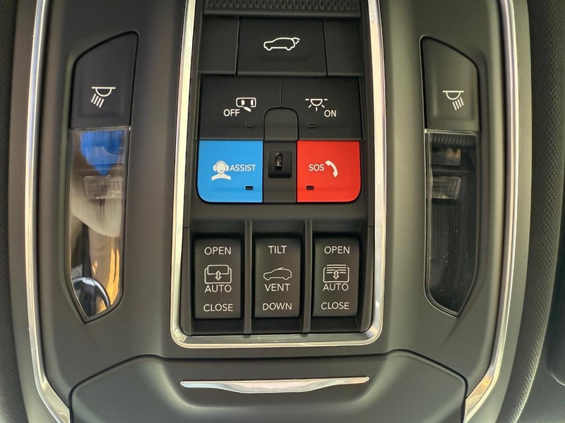 Jeep Grand Cherokee Vehicle Full-screen Gallery Image 28