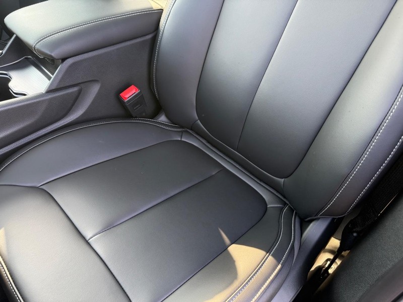 Jeep Grand Cherokee Vehicle Full-screen Gallery Image 31