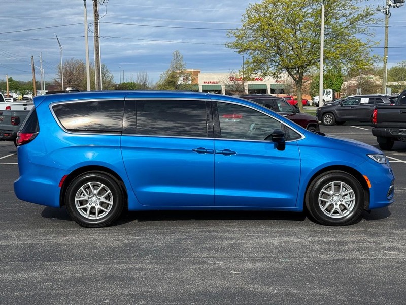 Chrysler Pacifica Vehicle Full-screen Gallery Image 2