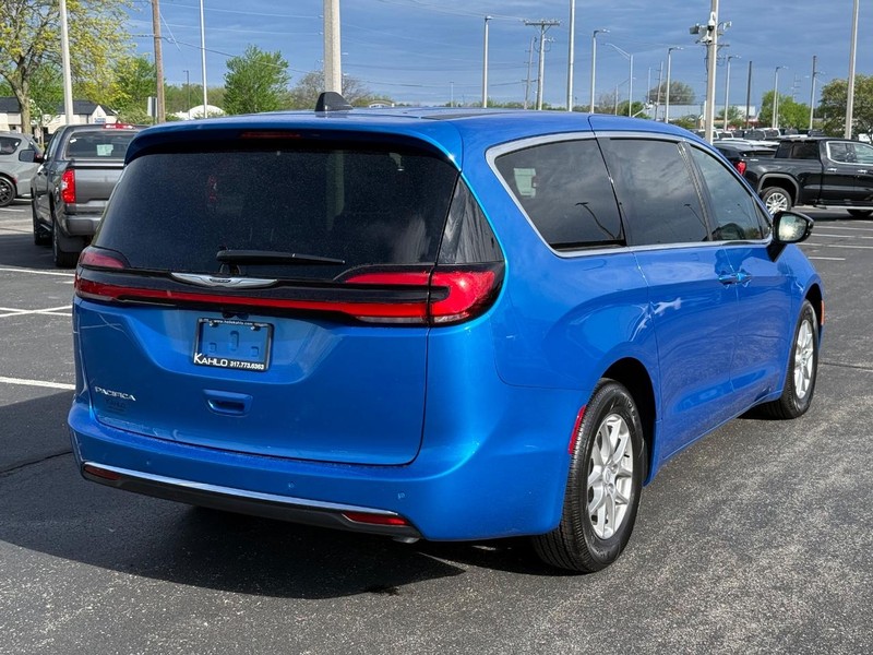 Chrysler Pacifica Vehicle Full-screen Gallery Image 3