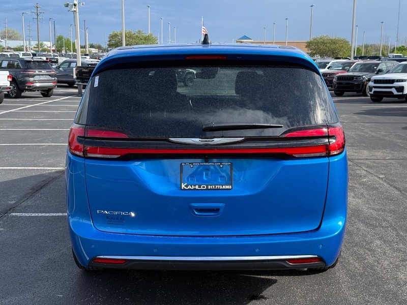 Chrysler Pacifica Vehicle Full-screen Gallery Image 4