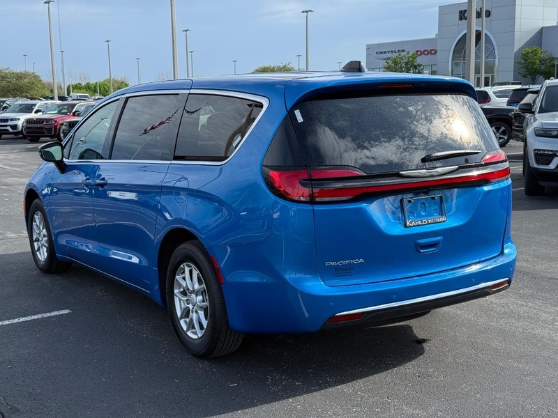 Chrysler Pacifica Vehicle Full-screen Gallery Image 5