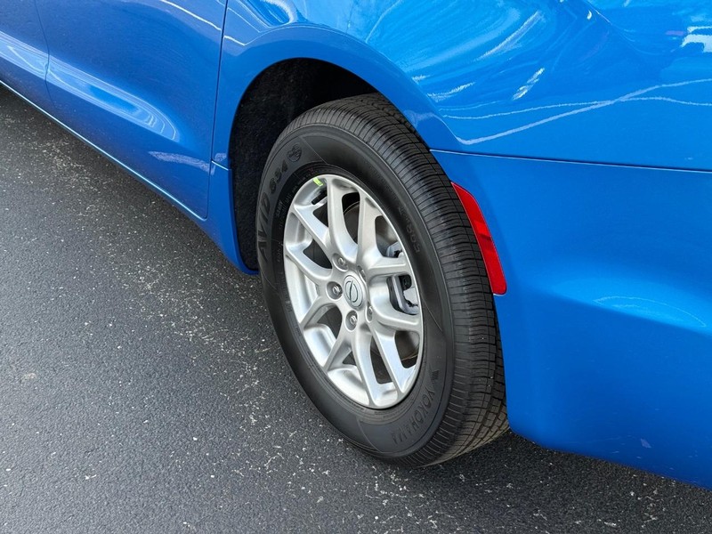 Chrysler Pacifica Vehicle Full-screen Gallery Image 6