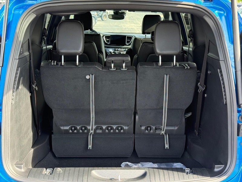 Chrysler Pacifica Vehicle Full-screen Gallery Image 7